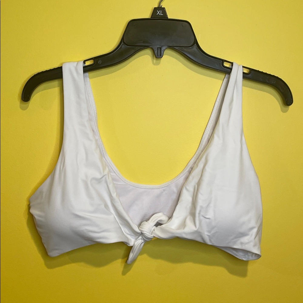 ❄️ 5/$25 White Knotted Bikini Top Large‎
